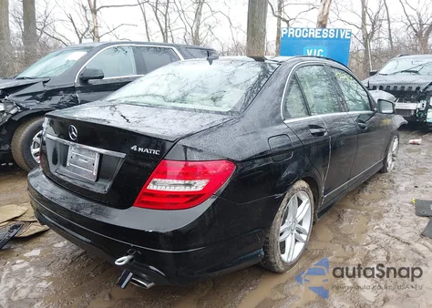 2013 Mercedes-Benz C 300 Sport 4Matic z USA, uszkodzony, nr VIN WDDGF8AB6DG088387